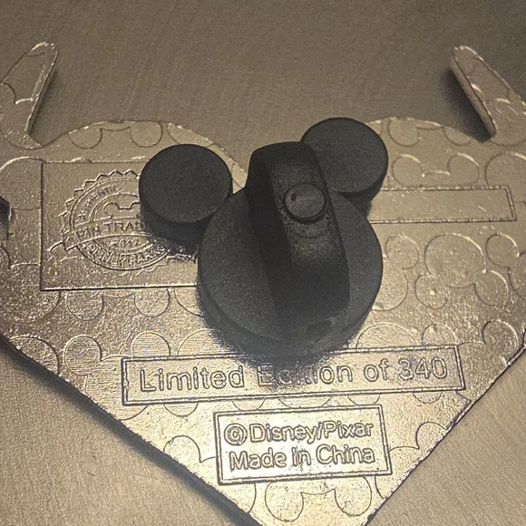 Disney Pin - Limited Edition of 340 - Disney Rare Heart Collector Trading Pin - Picture 2 of 4